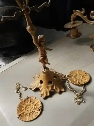 Candelabro vintage de bronce con figura - miniatura 3