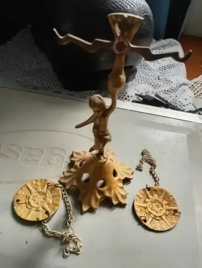 Candelabro vintage de bronce con figura - miniatura 4