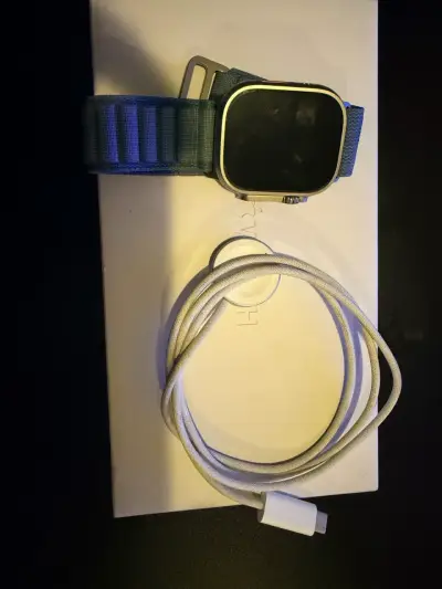 Apple Watch Ultra 3 con correa azul y cargador - miniatura 5