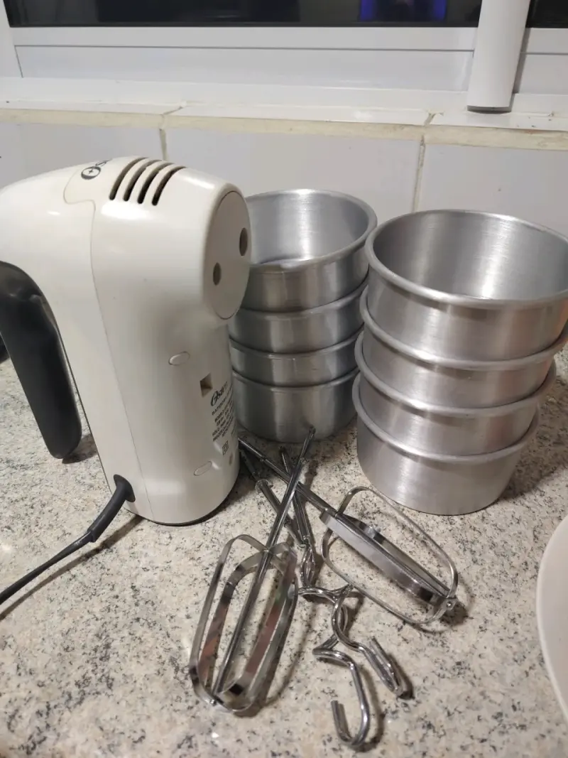 Batidora Oster con accesorios y moldes - 2