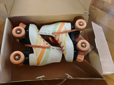 Patines retro de cuatro ruedas multicolor - miniatura 2