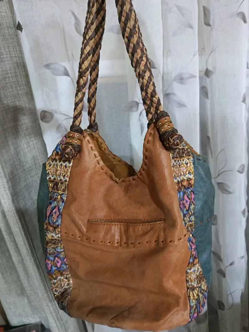 Bolso de cuero artesanal con diseño étnico - 1