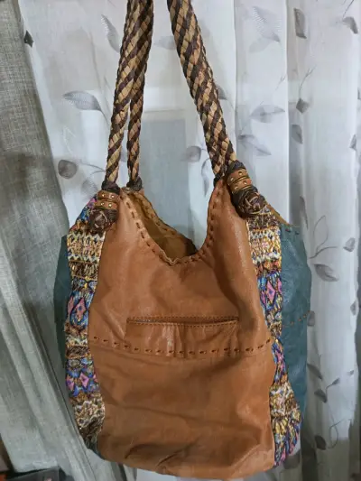 Bolso de cuero artesanal con diseño étnico - miniatura 1