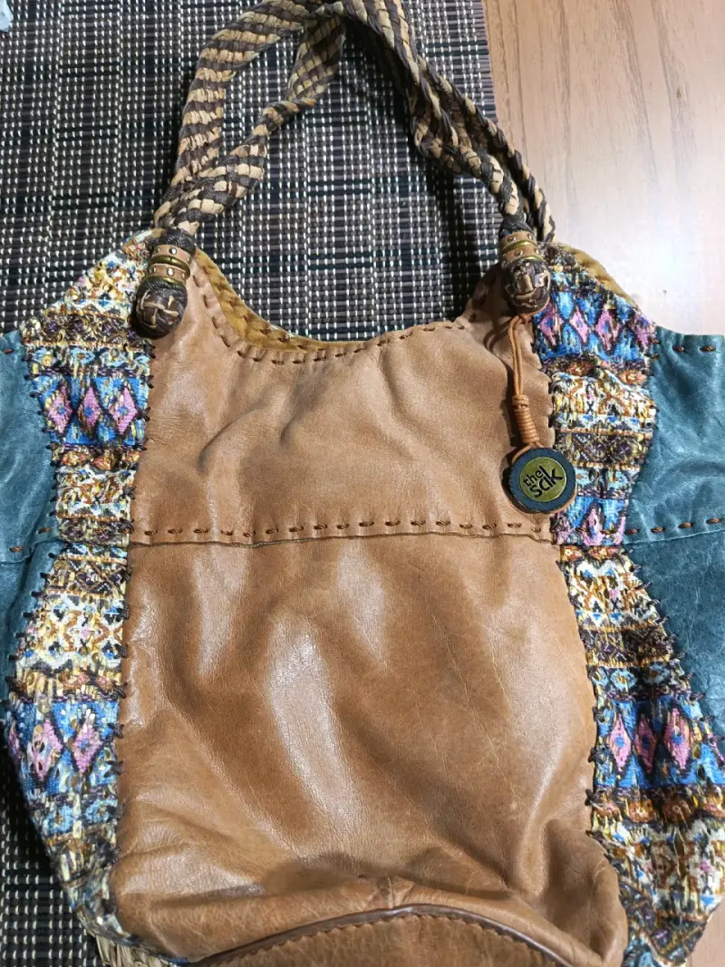Bolso de cuero artesanal con diseño étnico - 2