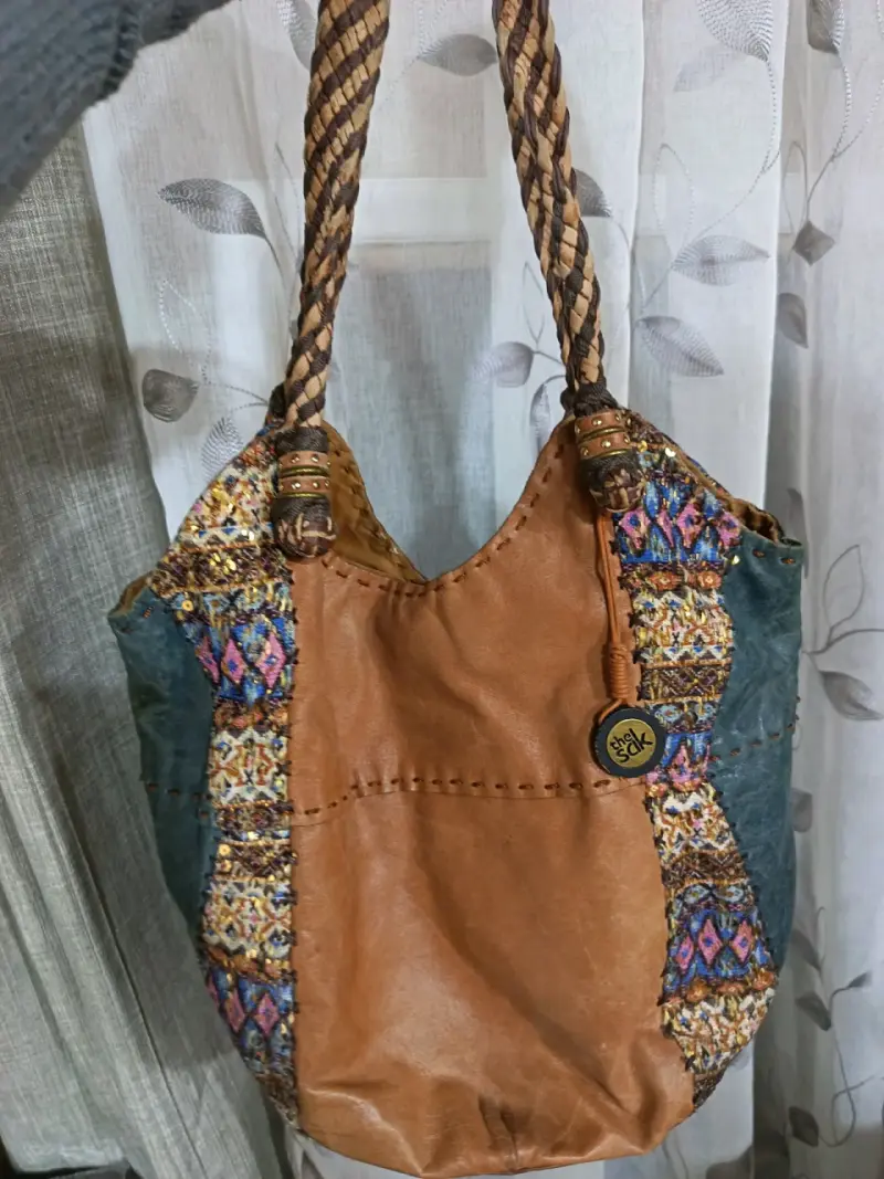Bolso de cuero artesanal con diseño étnico - 3