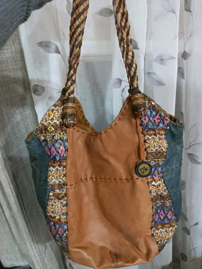 Bolso de cuero artesanal con diseño étnico - miniatura 3