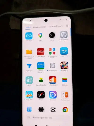 Smartphone con pantalla grande y aplicaciones - miniatura 1