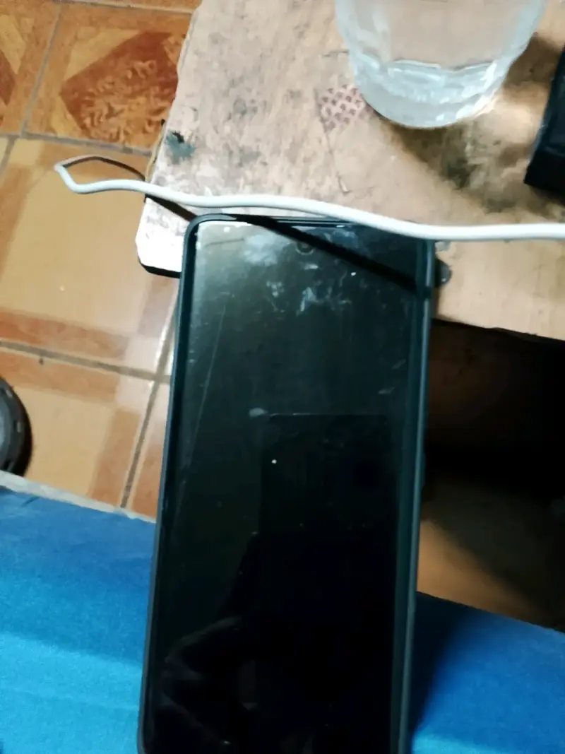 Smartphone con pantalla grande y aplicaciones - 3