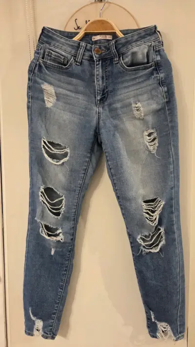 Jeans desgastados de mezclilla azul para mujer - miniatura 1