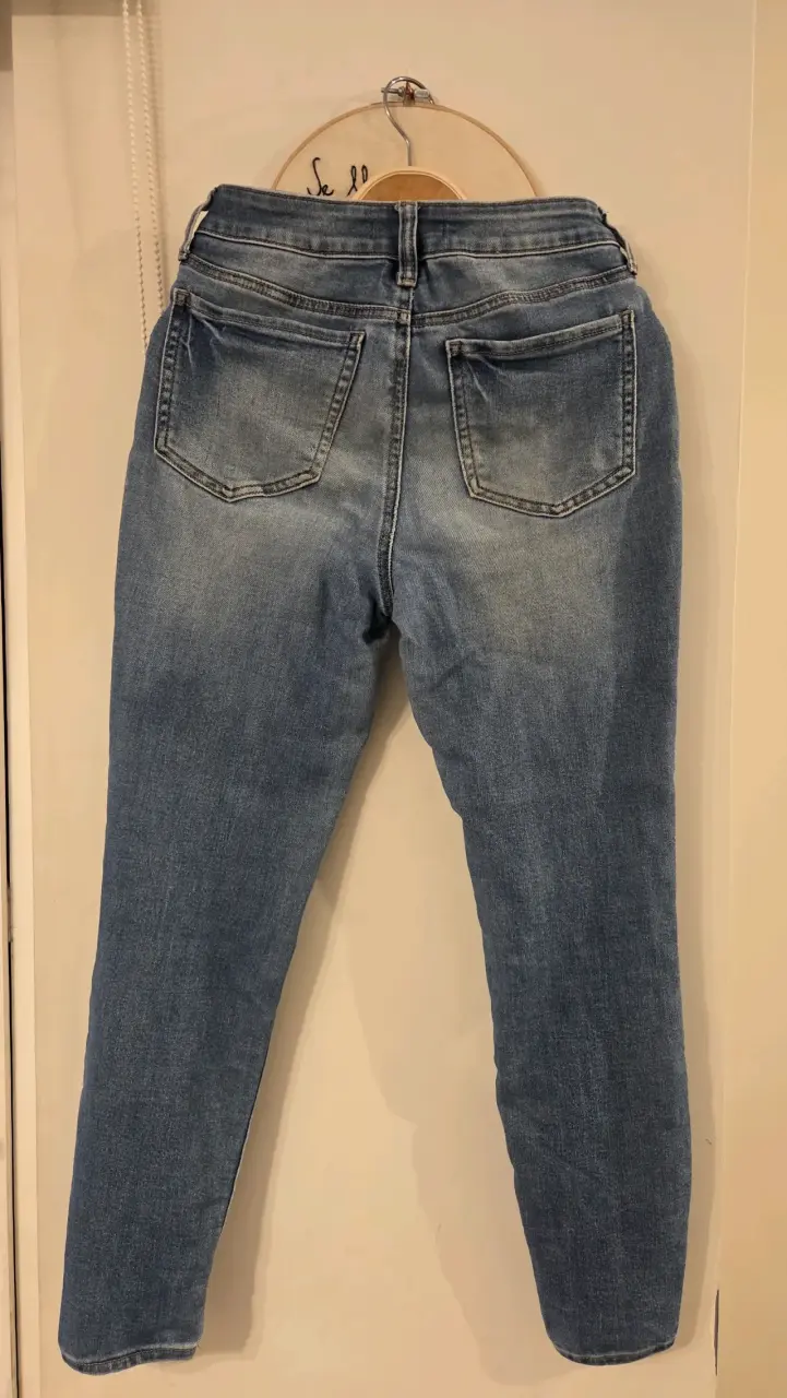 Jeans desgastados de mezclilla azul para mujer - 2