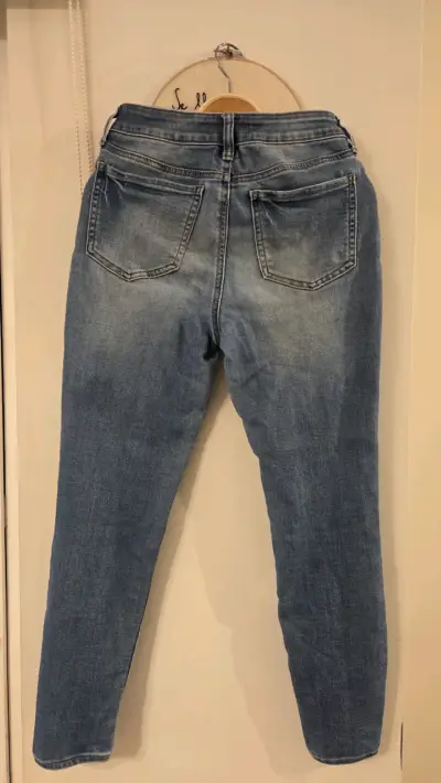 Jeans desgastados de mezclilla azul para mujer - miniatura 2