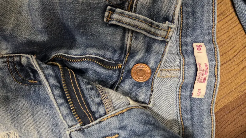 Jeans desgastados de mezclilla azul para mujer - 3