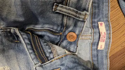 Jeans desgastados de mezclilla azul para mujer - miniatura 3
