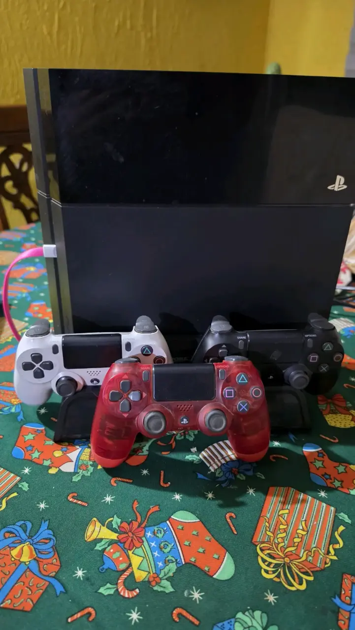 Consola PlayStation 4 con tres controles - 1