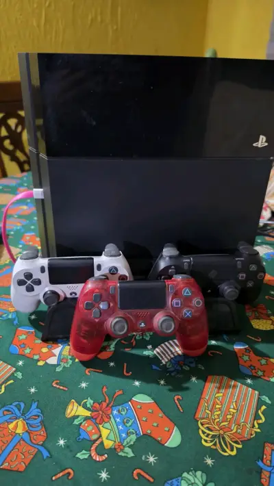 Consola PlayStation 4 con tres controles - miniatura 1