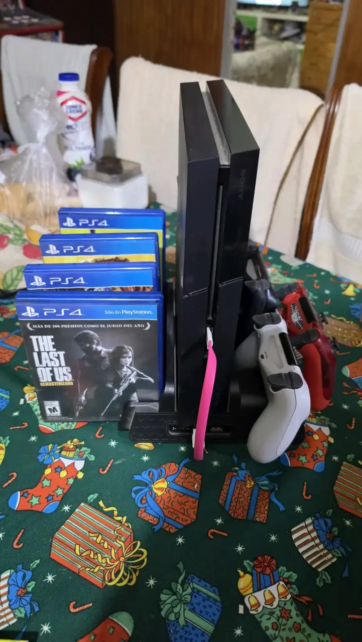 Consola PlayStation 4 con tres controles - 2