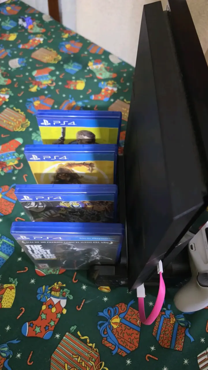 Consola PlayStation 4 con tres controles - 3