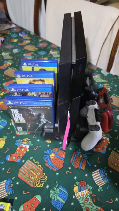 Consola PlayStation 4 con tres controles - miniatura 4