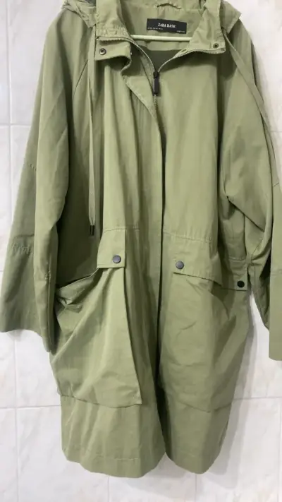 Parka verde Zara Basic con capucha - miniatura 1
