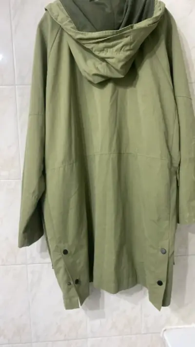 Parka verde Zara Basic con capucha - miniatura 2