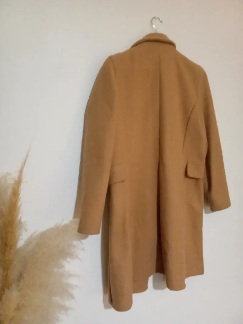 Abrigo camel de lana con doble botonadura - 2