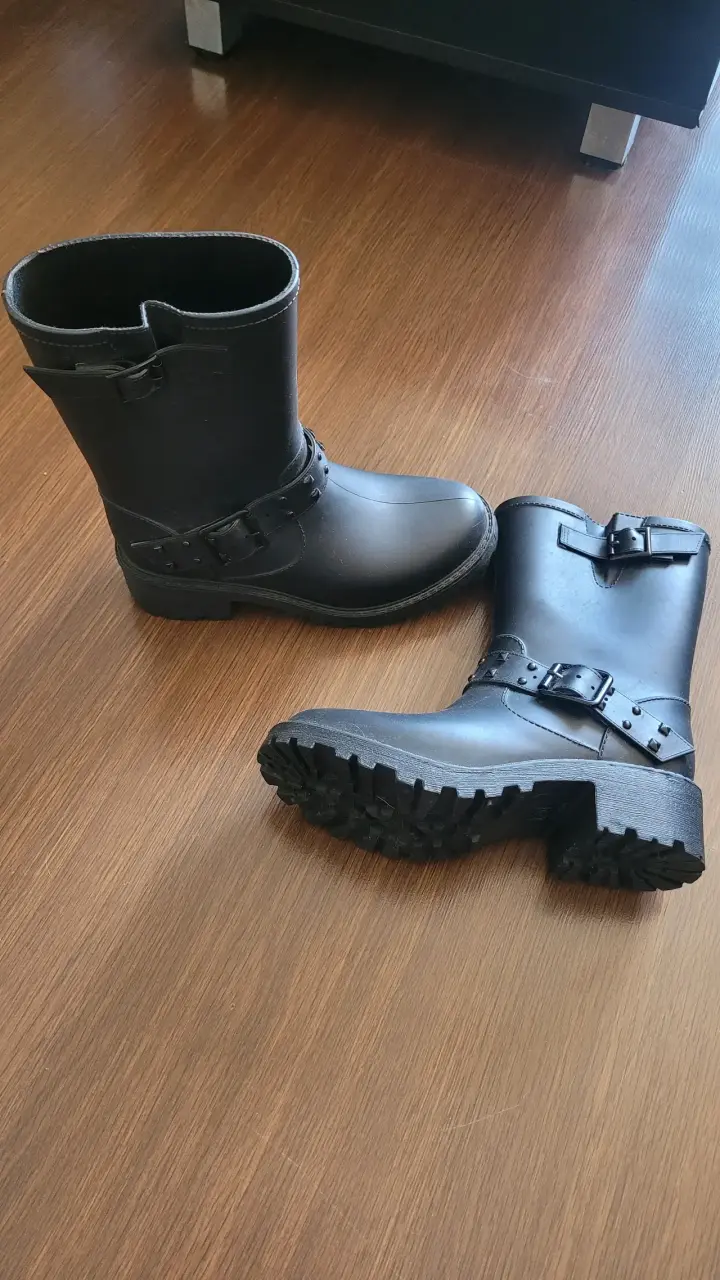 Botas para agua negras con hebillas