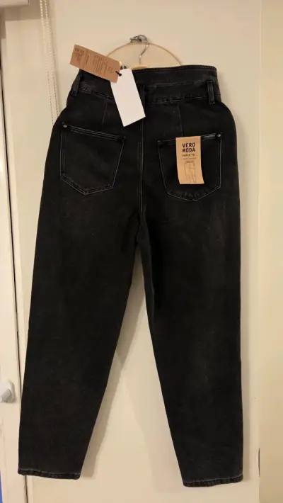 Jeans negros de tiro alto para mujer - miniatura 2