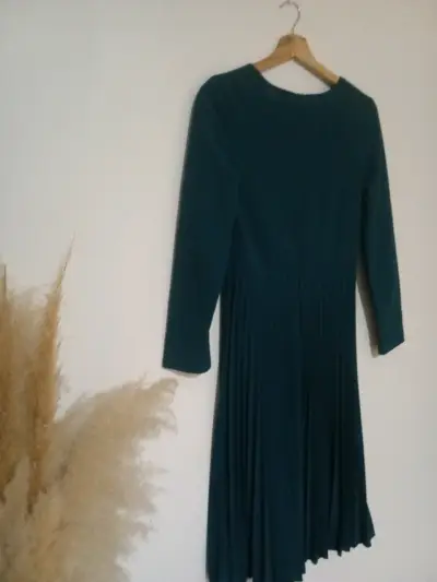 Vestido plisado verde oscuro de manga larga - miniatura 2