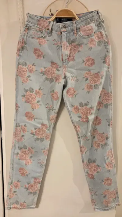 Jeans Hollister con estampado floral - miniatura 1