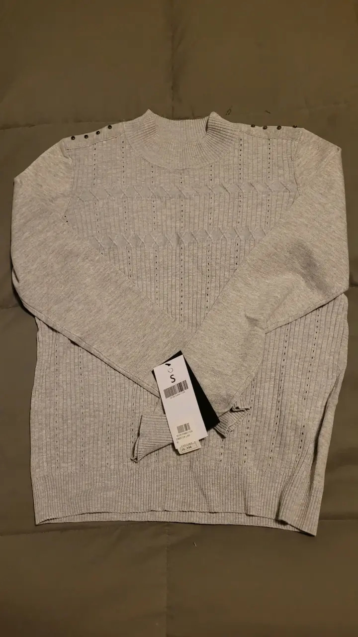 Suéter gris con detalles de botones