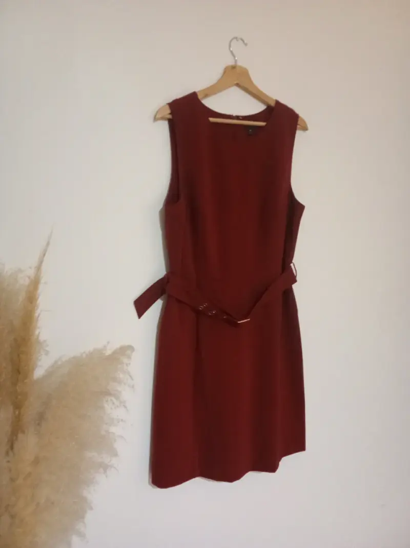Vestido sin mangas color burdeos con cinturón - 1