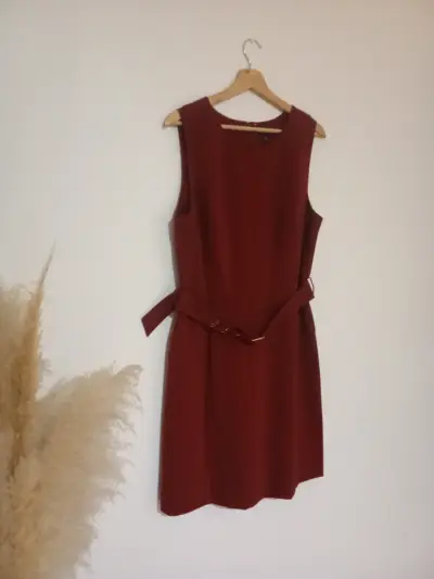 Vestido sin mangas color burdeos con cinturón - miniatura 1