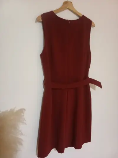 Vestido sin mangas color burdeos con cinturón - miniatura 2