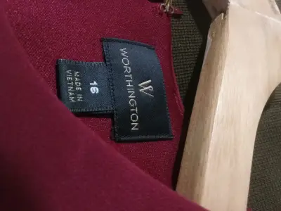 Vestido sin mangas color burdeos con cinturón - miniatura 3