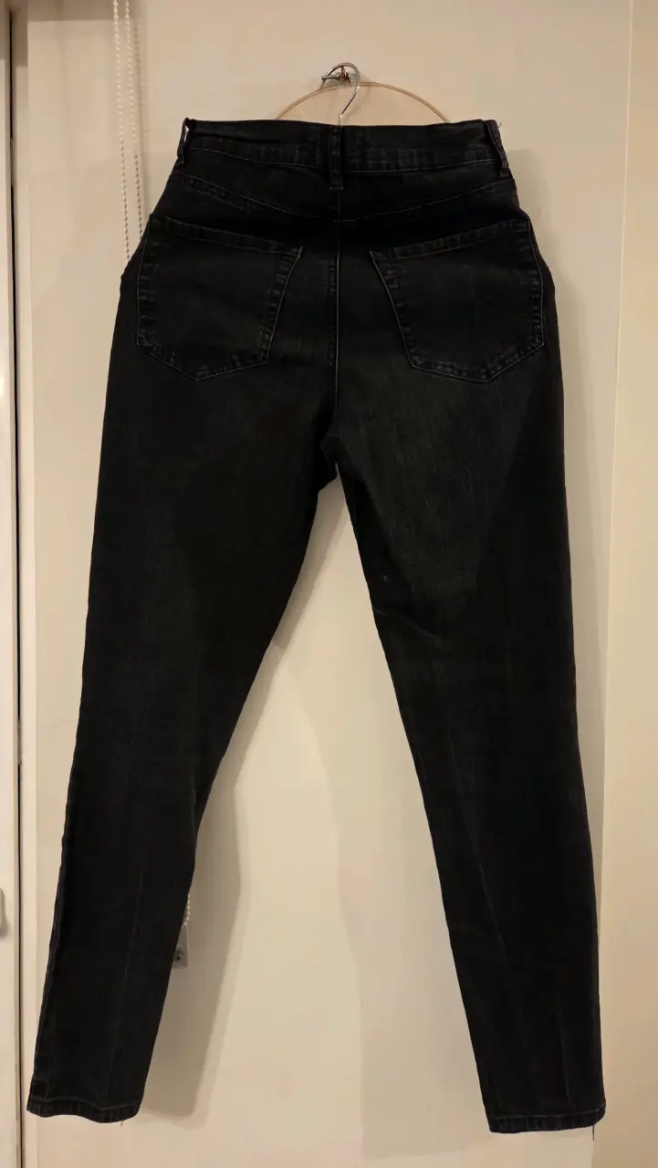 Jeans negros de mujer estilo clásico - 1