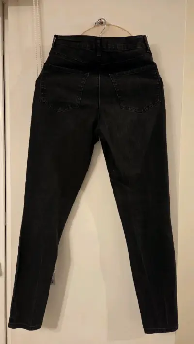 Jeans negros de mujer estilo clásico - miniatura 1