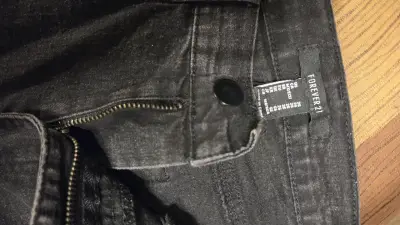 Jeans negros de mujer estilo clásico - miniatura 2