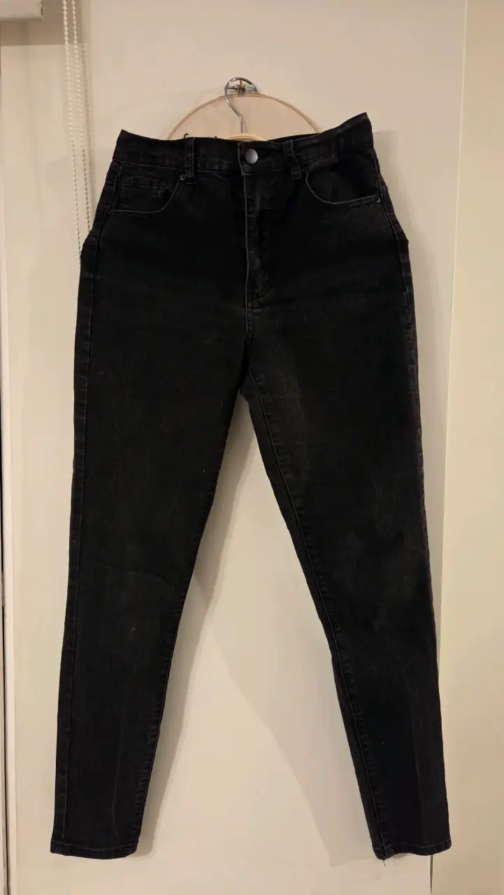 Jeans negros de mujer estilo clásico - 3