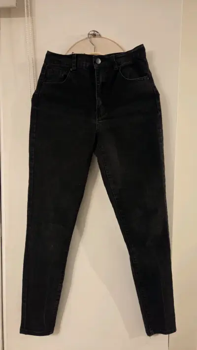 Jeans negros de mujer estilo clásico - miniatura 3