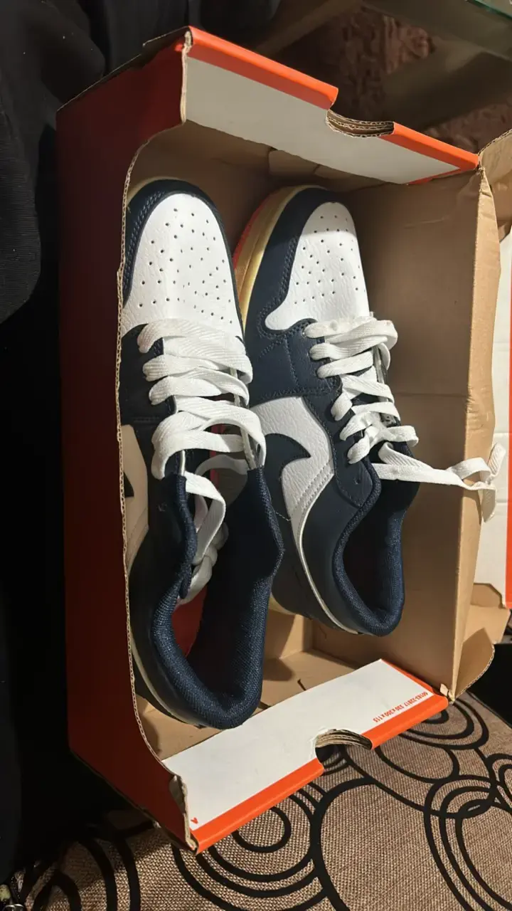 Zapatillas deportivas blancas y azules - 1