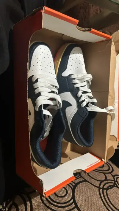 Zapatillas deportivas blancas y azules - miniatura 1