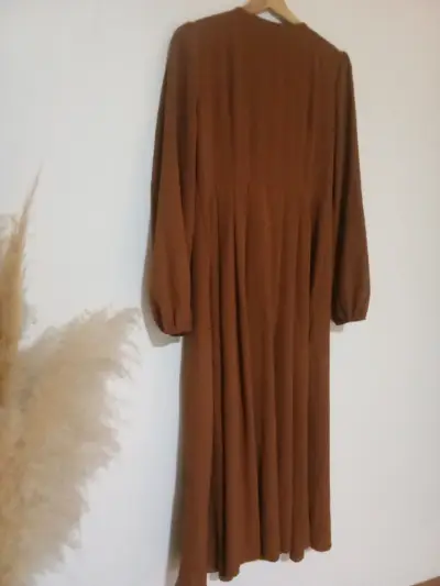 Vestido largo marrón con botones - miniatura 3
