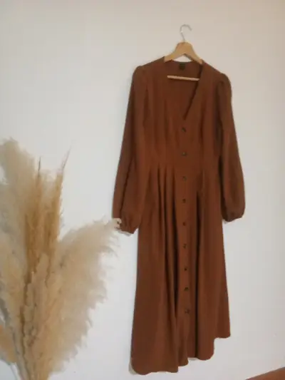Vestido largo marrón con botones - miniatura 4