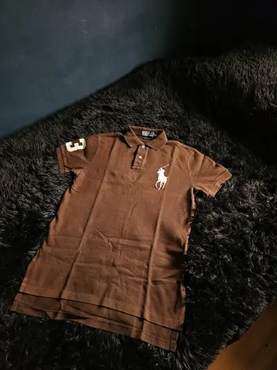 Polera polo marrón con logo bordado - miniatura 1