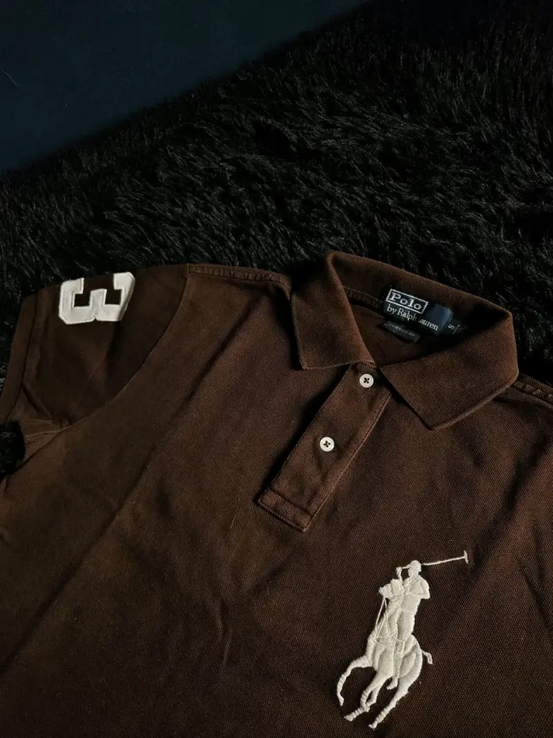 Polera polo marrón con logo bordado - 2