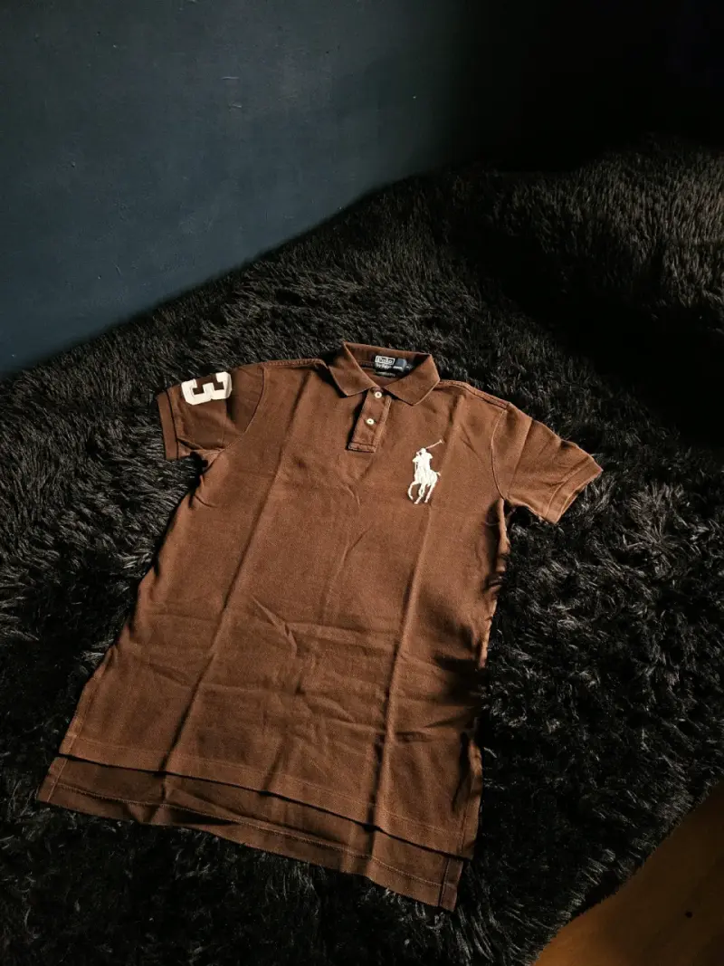 Polera polo marrón con logo bordado - 4
