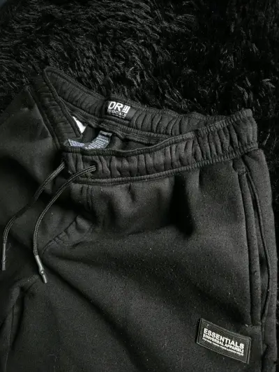 Shorts Essentials negros para hombre - miniatura 2