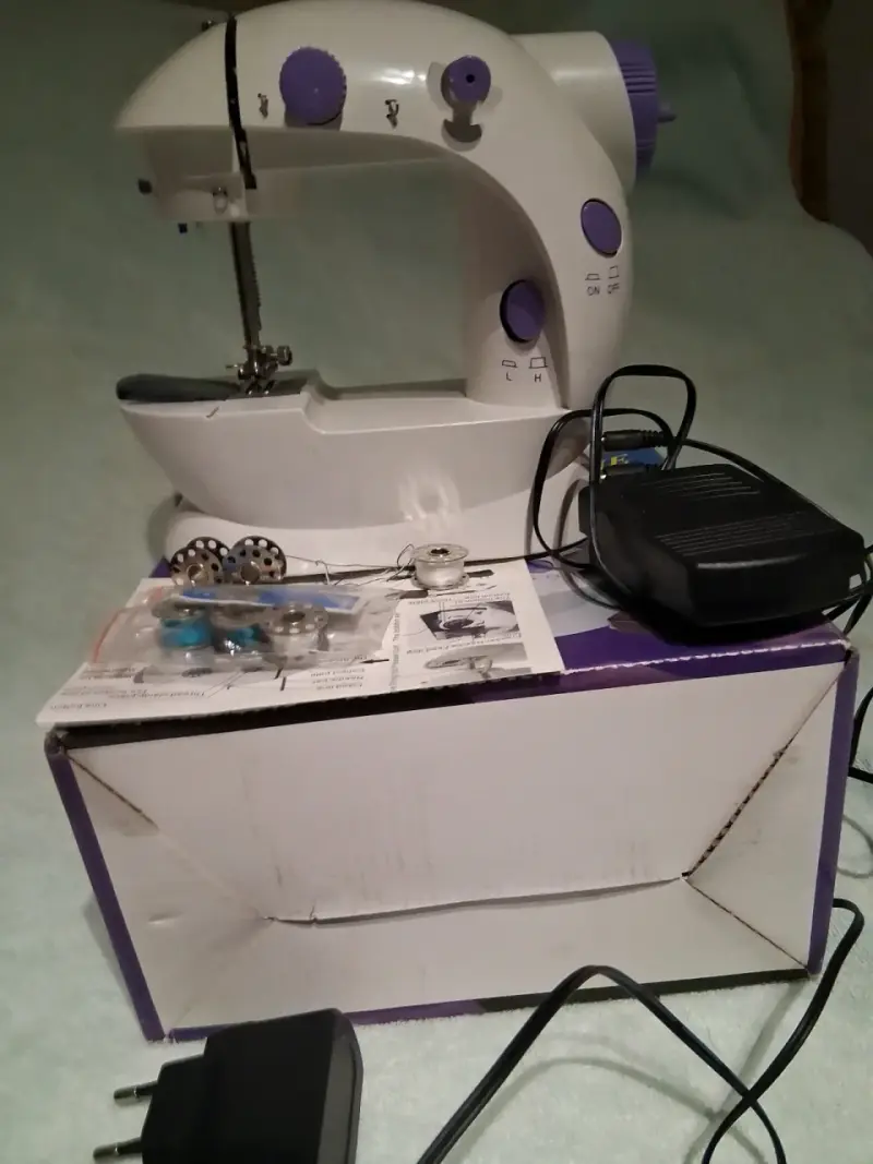 Máquina de coser portátil compacta - 1