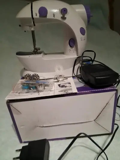 Máquina de coser portátil compacta - miniatura 1