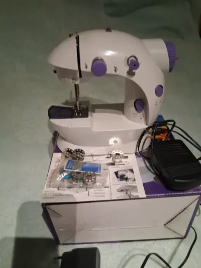 Máquina de coser portátil compacta - miniatura 3